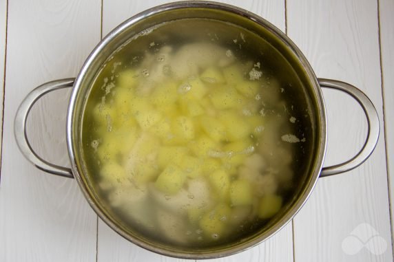 Суп с консервированным зеленым горошком и курицей