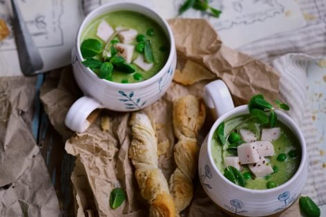 Зеленый гороховый суп с ветчиной