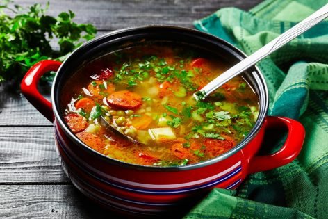Гороховый суп с копчеными колбасками и помидорами