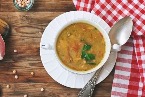 Гороховый суп с копченостями и перцем