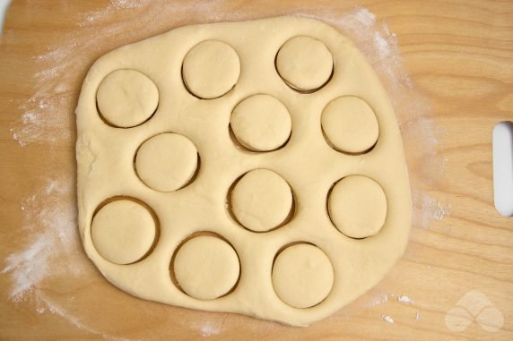 Как приготовить Жареные пончики на кефире без дрожжей на сковороде рецепт пошагово