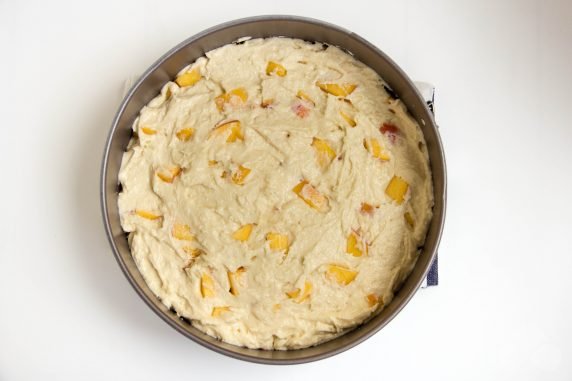 Творожный пирог с персиками – фото приготовления рецепта, шаг 4