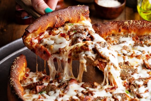 Как приготовить Домашняя пицца с сыром моцарелла и томатным соусом пассата просто рецепт пошаговый