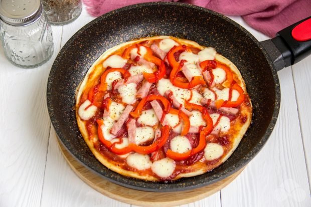 Ингредиенты для «Пицца на сковороде без майонеза»: