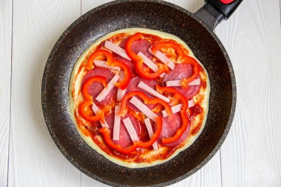 Пицца на сковороде без майонеза – фото приготовления рецепта, шаг 2