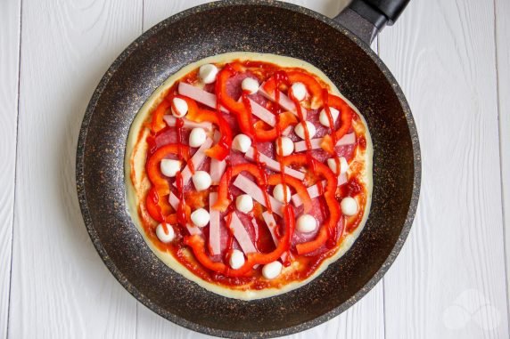 Пицца на сковороде без майонеза – фото приготовления рецепта, шаг 3