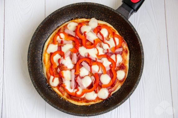 Пицца на сковороде без майонеза – фото приготовления рецепта, шаг 4