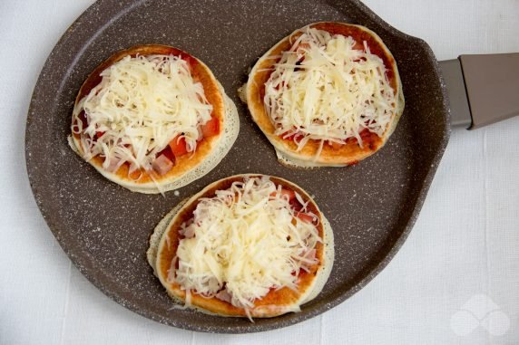 Мини-пицца на сковороде – фото приготовления рецепта, шаг 4