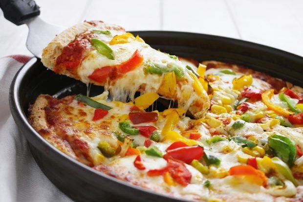 Пицца с пепперони и овощами