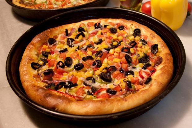 Пицца с маслинами и кукурузой