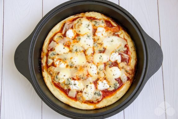 Сырная пицца на сковороде – фото приготовления рецепта, шаг 4
