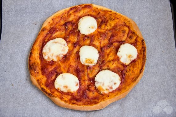 Пицца с прошутто – фото приготовления рецепта, шаг 2