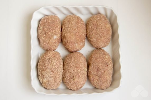 Куриные котлеты в сухарях в духовке – фото приготовления рецепта, шаг 3