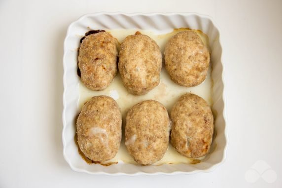 Куриные котлеты в сухарях в духовке – фото приготовления рецепта, шаг 4