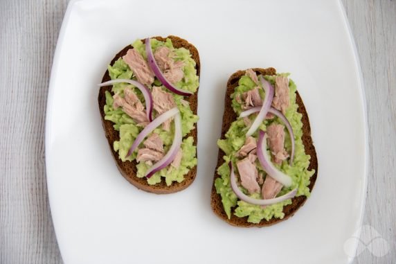 Бутерброд с авокадо и тунцом – фото приготовления рецепта, шаг 2