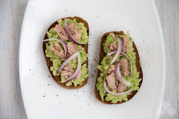 Бутерброд с авокадо и тунцом – фото приготовления рецепта, шаг 3
