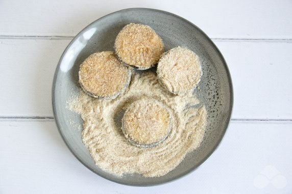 Жареные баклажаны в панировке – фото приготовления рецепта, шаг 2