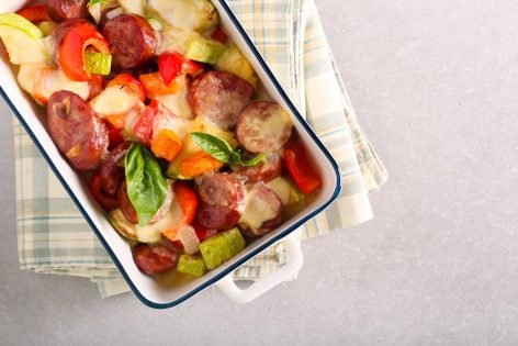 Запеканка из кабачков с колбасками и овощами