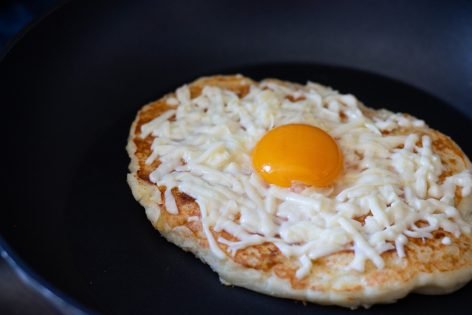 Хачапури с сыром и яйцом на сковороде