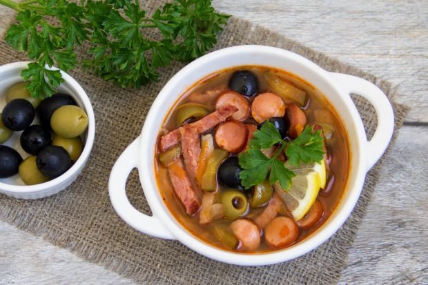Суп-солянка с колбасой, оливками и лимоном — это даже звучит вкусно