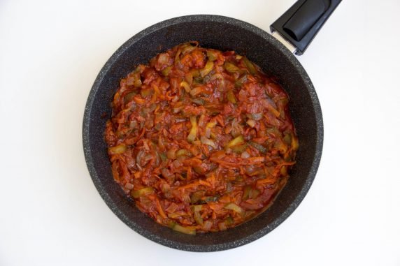 Солянка с маслинами и оливками – фото приготовления рецепта, шаг 2