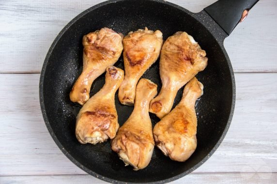 Куриные ножки в соевом соусе на сковороде – фото приготовления рецепта, шаг 3