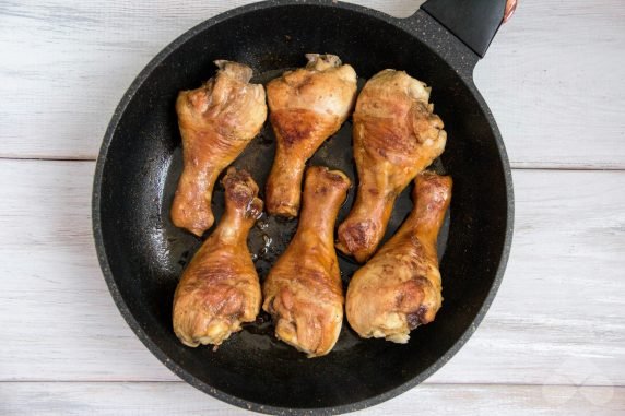 Куриные ножки в соевом соусе на сковороде – фото приготовления рецепта, шаг 4