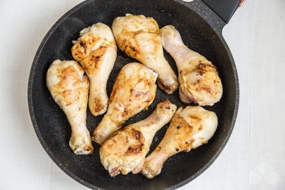 Куриные ножки в сливочном соусе на сковороде – фото приготовления рецепта, шаг 1