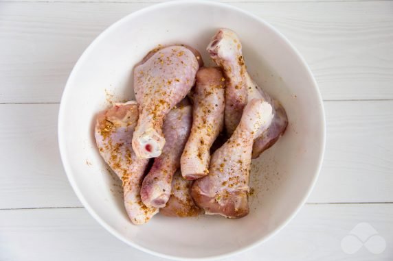 Куриные ножки в панировке на сковороде – фото приготовления рецепта, шаг 1