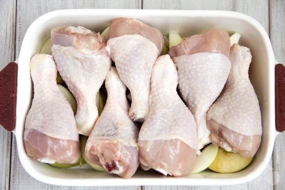 Куриные ножки с яблоками и луком в духовке – фото приготовления рецепта, шаг 2