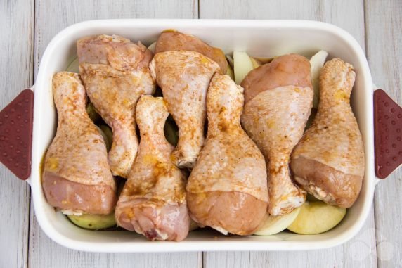 Куриные ножки с яблоками и луком в духовке – фото приготовления рецепта, шаг 3