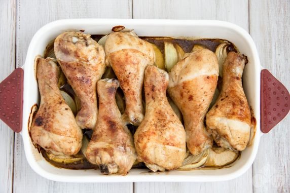 Куриные ножки с яблоками и луком в духовке – фото приготовления рецепта, шаг 4