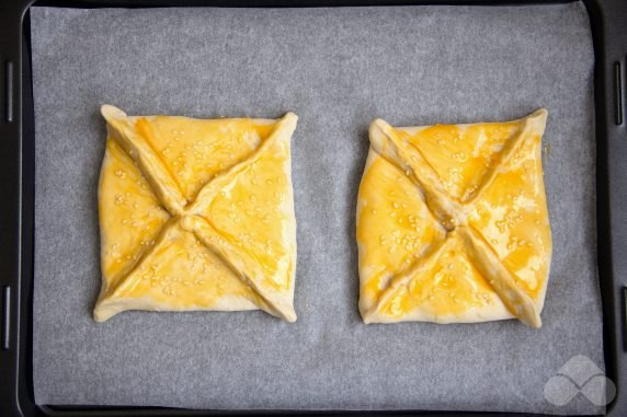 Хачапури с творогом и сыром из слоеного теста – фото приготовления рецепта, шаг 3