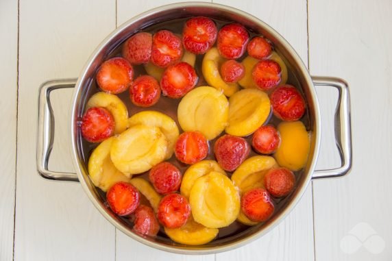 Компот из абрикосов и клубники – фото приготовления рецепта, шаг 2