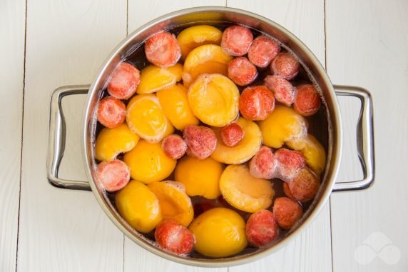 Компот из абрикосов и клубники – фото приготовления рецепта, шаг 3