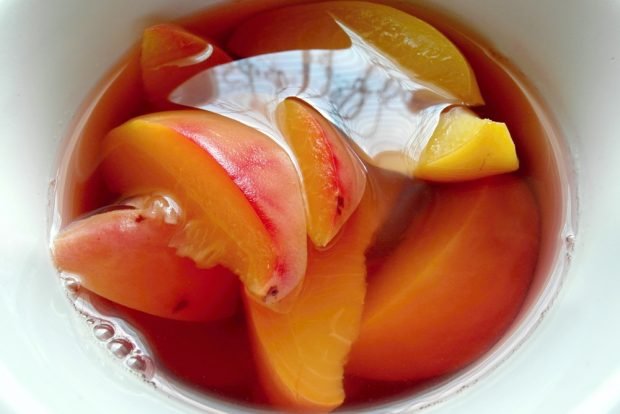 Сладкий компот из персиков со специями