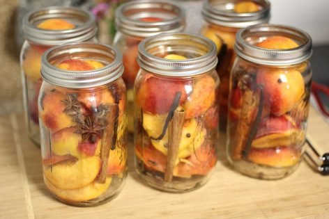 Консервированный компот из персиков со специями