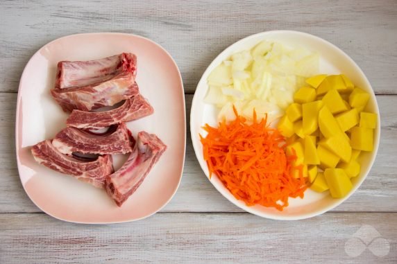 Тушеная картошка со свиными ребрышками – фото приготовления рецепта, шаг 1