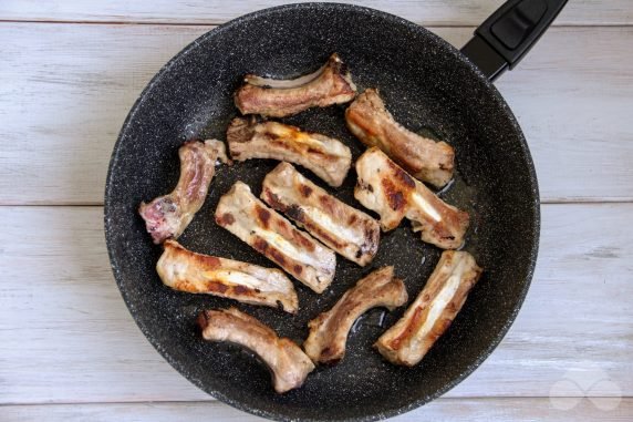 Тушеная картошка со свиными ребрышками – фото приготовления рецепта, шаг 2