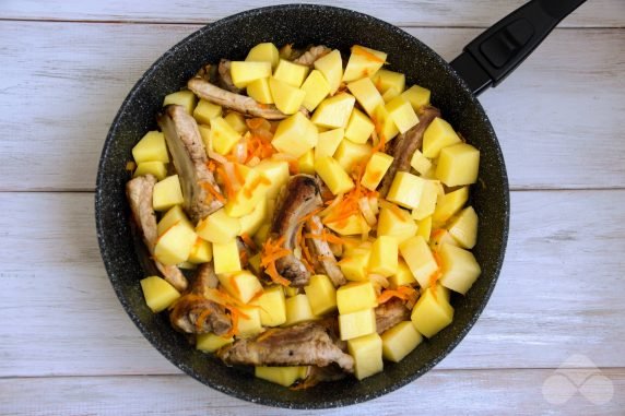 Тушеная картошка со свиными ребрышками – фото приготовления рецепта, шаг 4