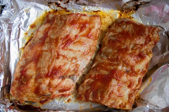 Простые свиные ребрышки в духовке в фольге с чесноком – фото приготовления рецепта, шаг 3