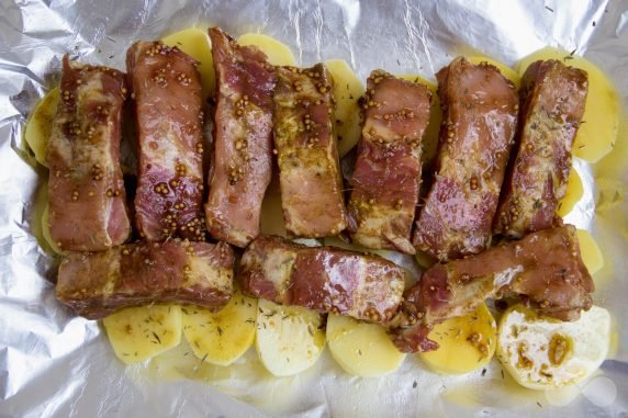 Свиные ребрышки с картошкой в духовке в фольге – фото приготовления рецепта, шаг 3