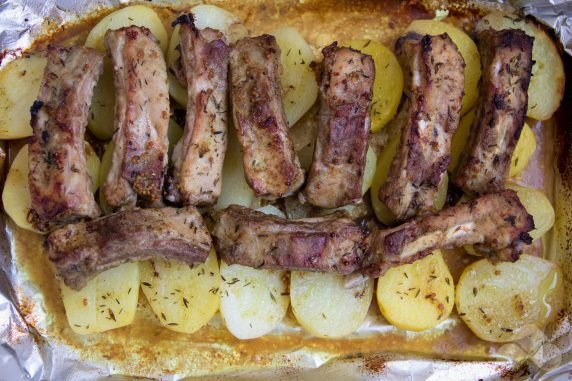 Свиные ребрышки с картошкой в духовке в фольге – фото приготовления рецепта, шаг 4