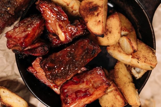 Тушеные свиные ребрышки с картошкой - Пошаговый рецепт с фото. Вторые блюда. Блюда из мяса