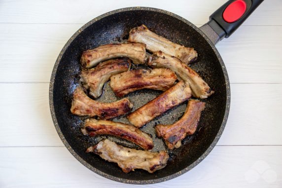 Свиные ребрышки с соевым соусом, горчицей и медом – фото приготовления рецепта, шаг 3