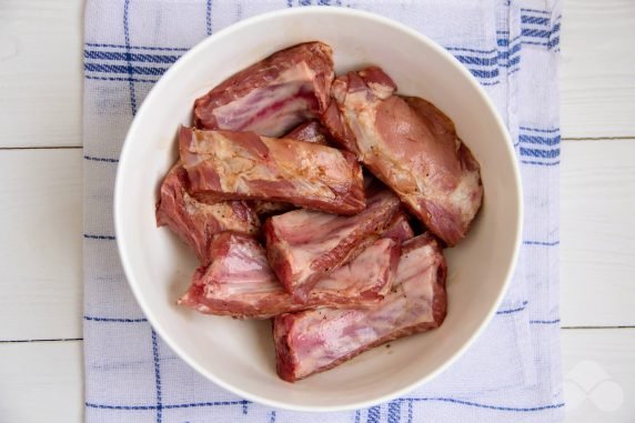 Свиные ребрышки с рисом в духовке – фото приготовления рецепта, шаг 1