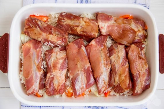 Свиные ребрышки с рисом в духовке – фото приготовления рецепта, шаг 3