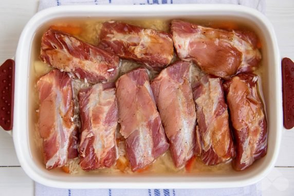 Свиные ребрышки с рисом в духовке – фото приготовления рецепта, шаг 4