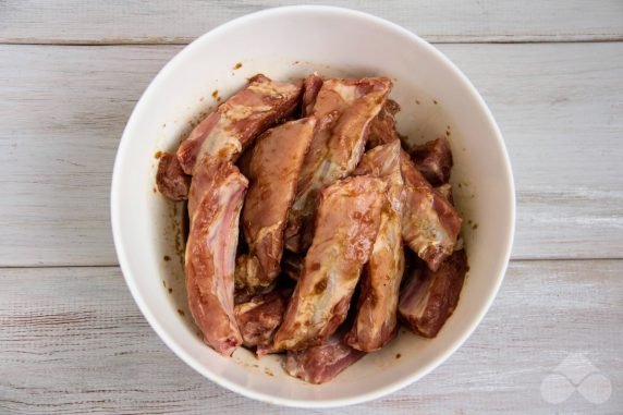 Свиные ребрышки в медово-соевом соусе на сковороде – фото приготовления рецепта, шаг 3