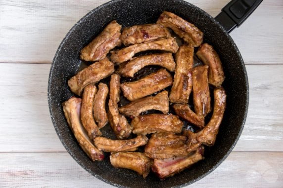 Свиные ребрышки в медово-соевом соусе на сковороде – фото приготовления рецепта, шаг 4